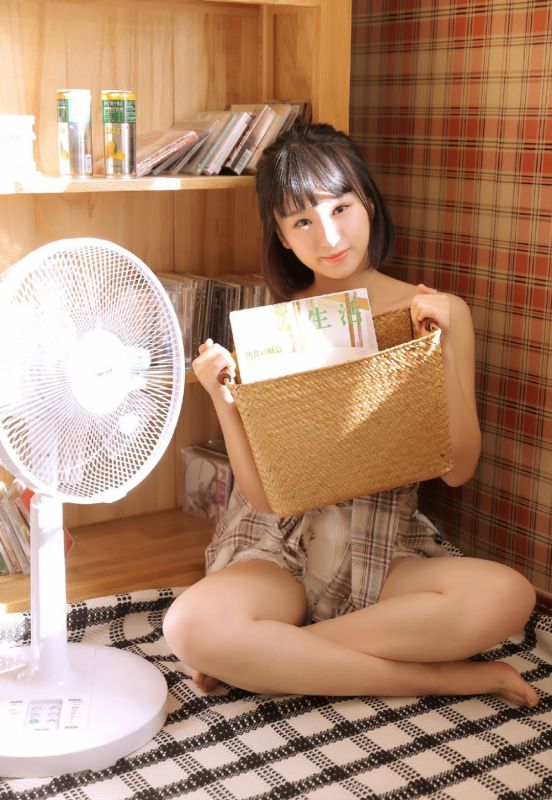 吊带内衣美女模特娇嫩玉体香艳美腿大胆私房写真