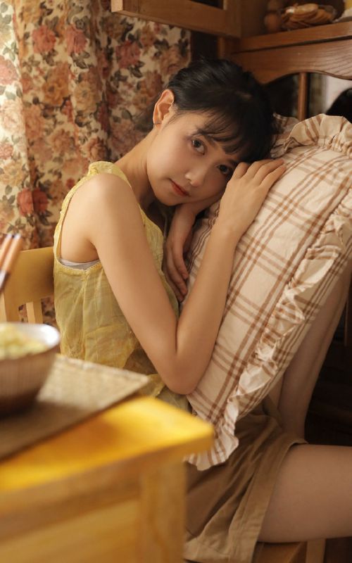 吊带酥胸娇艳长腿美女御姐居家性感风骚诱惑写真