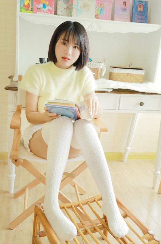 轻盈可爱短发妹子白丝美腿性感福利写真