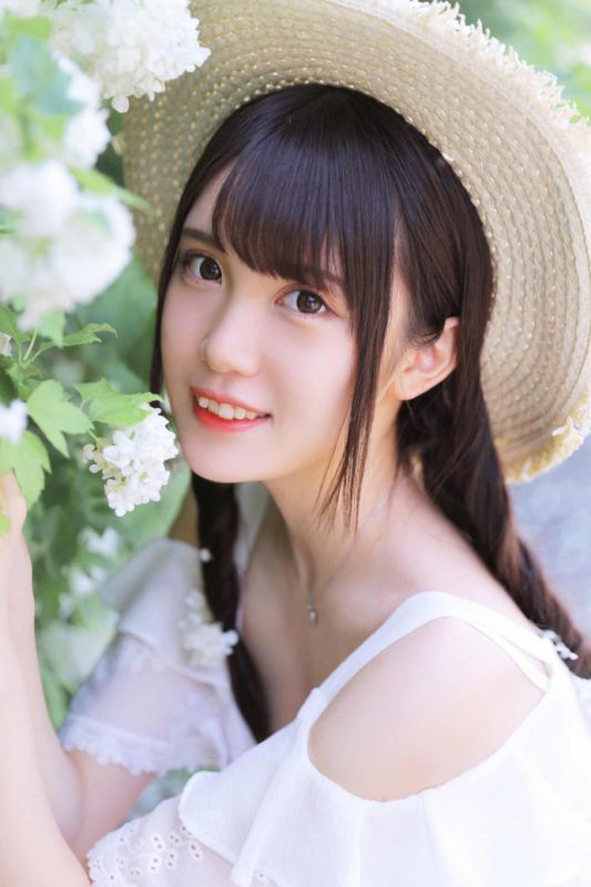 小清新文艺少女室外花丛浪漫治愈森林系写真