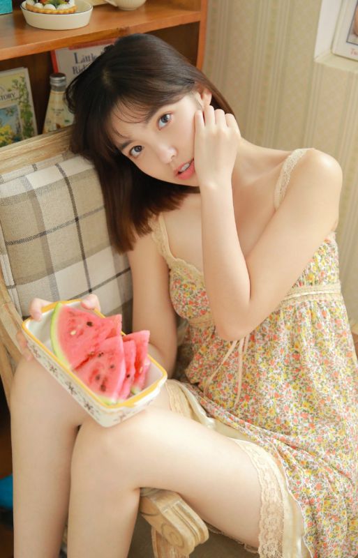 短发大奶嫩妹风骚热裤美腿湿身写真图片