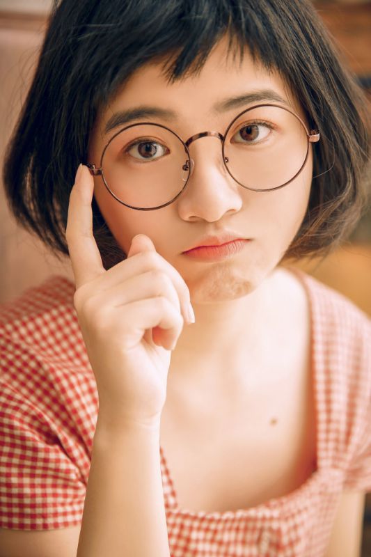 文艺少女私房大眼丰韵格子裙怡静清纯写真