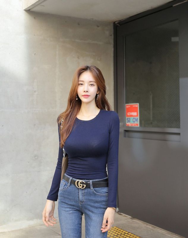 国外大胸美女时尚气质街头拍摄写真