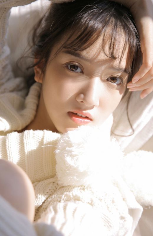 养猫少女冷艳氧气美艳温柔目光漂亮美女写真