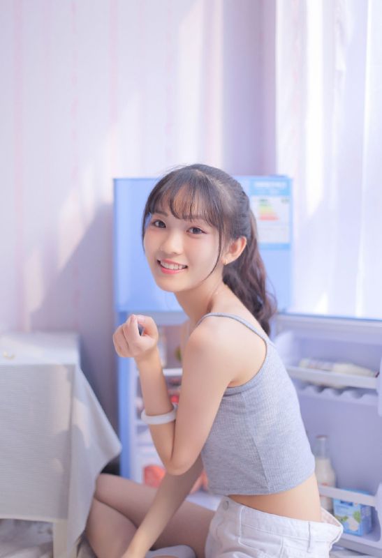 马尾辫清纯少女私房长腿吊带性感香肩写真