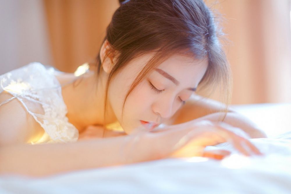吊带纱裙美女性感露背白嫩腋下诱惑写真