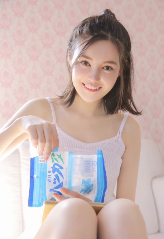 吊带爆乳美女大尺度美足人体私房写真