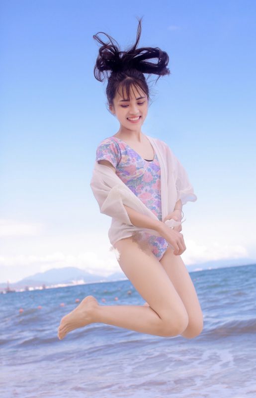 湿身萝莉美腿酥胸裸足吹泡泡性感风骚写真