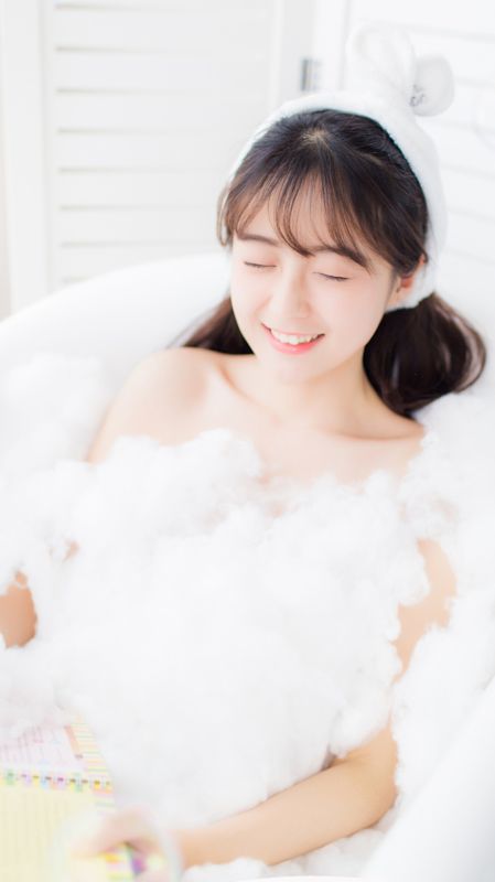 白嫩尤物么妹浴缸泡泡湿身大胆裸体艺术写真