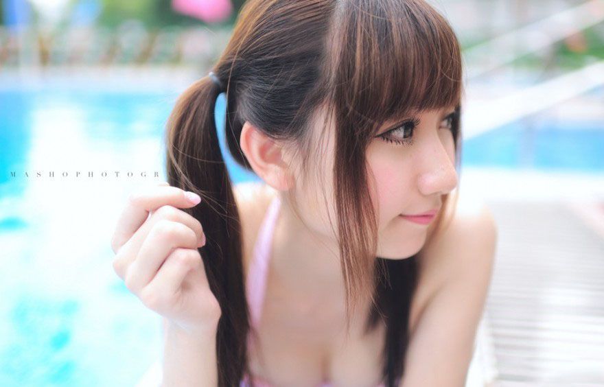 90后美女泳池比基尼诱惑写真集
