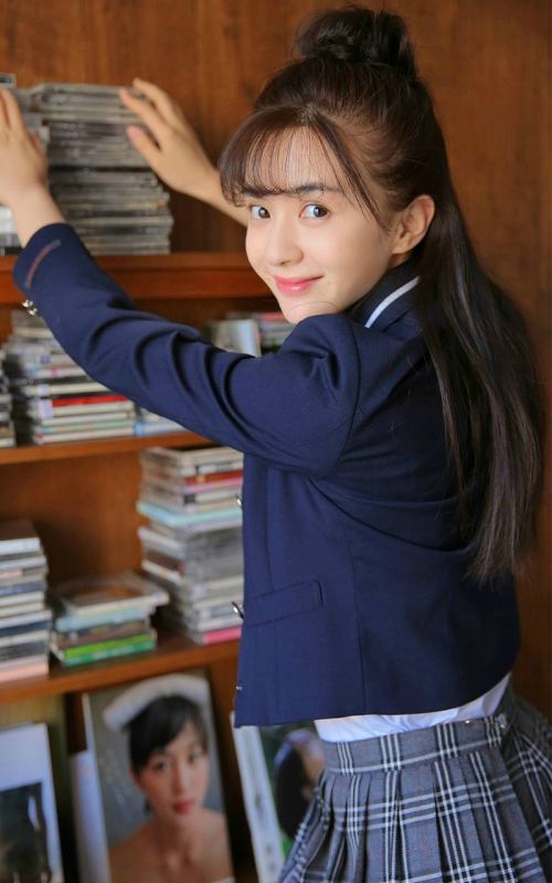 校花美女性感学生妹户外穿着制服裙子在野战公车写真
