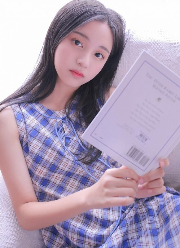 00后长发美女格子长裙清纯气质养眼白皙写真