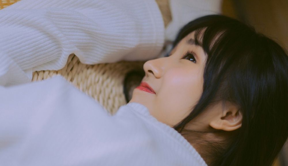 90后少女真空无内惹火惊艳甜美女孩写真