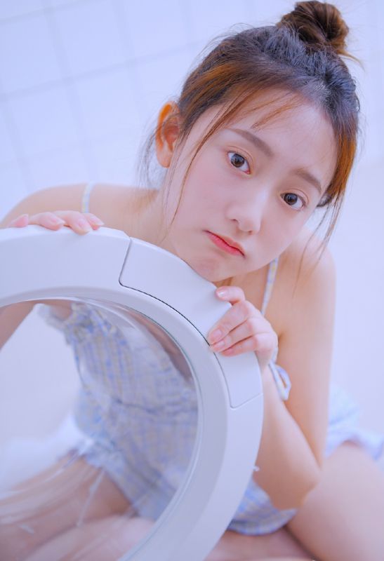 浴缸少女沐浴湿身养眼迷人氧气写真