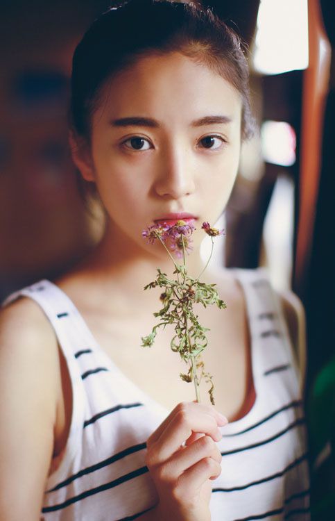 清纯可爱美女室内唯美写真