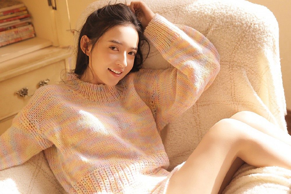 娇美养眼成熟少女毛衣裸腿妩媚诱惑写真