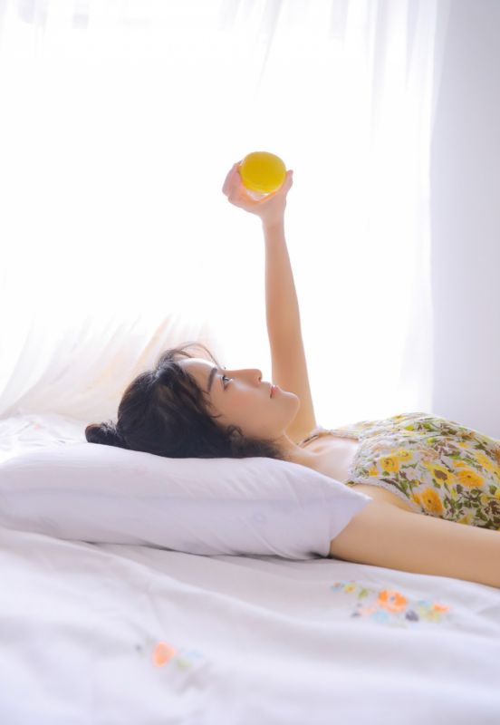 娇小白嫩美女私房床上惹火性感风骚图片