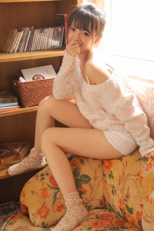 冬天少女丰韵毛衣室内长腿姿势性感撩人写真