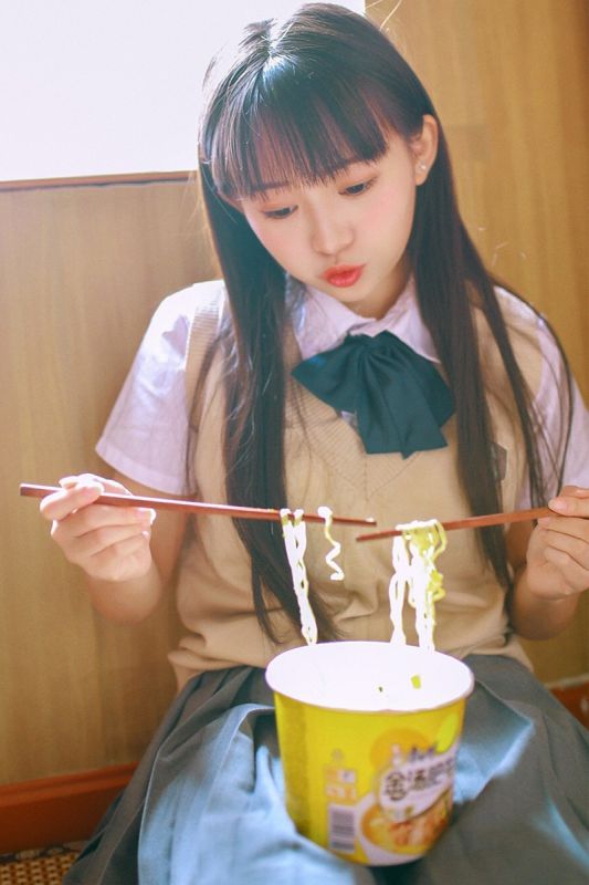 可爱萝莉体操服丰满美腿性感惹火写真