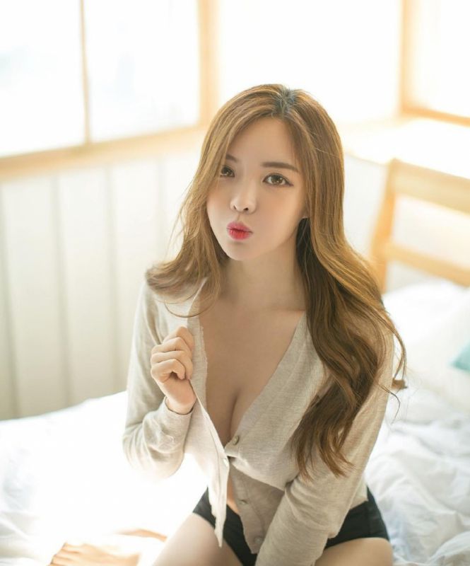 混血美女模特长发性感美腿热裤写真