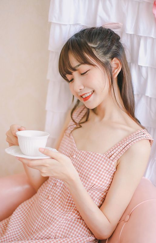 长发粉嫩少女恬静贤淑甜美笑容写真
