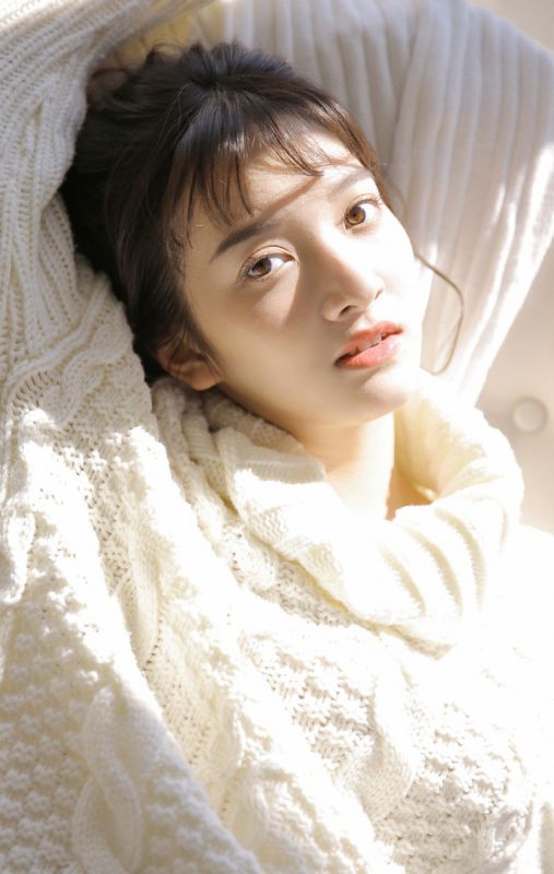 养猫少女冷艳氧气美艳温柔目光漂亮美女写真