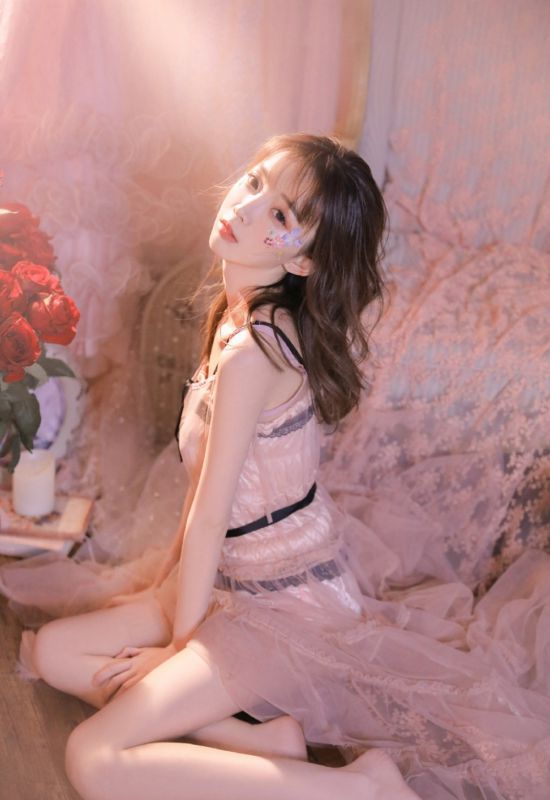 粉红蕾丝美女性感吊带火辣美女人体艺术写真