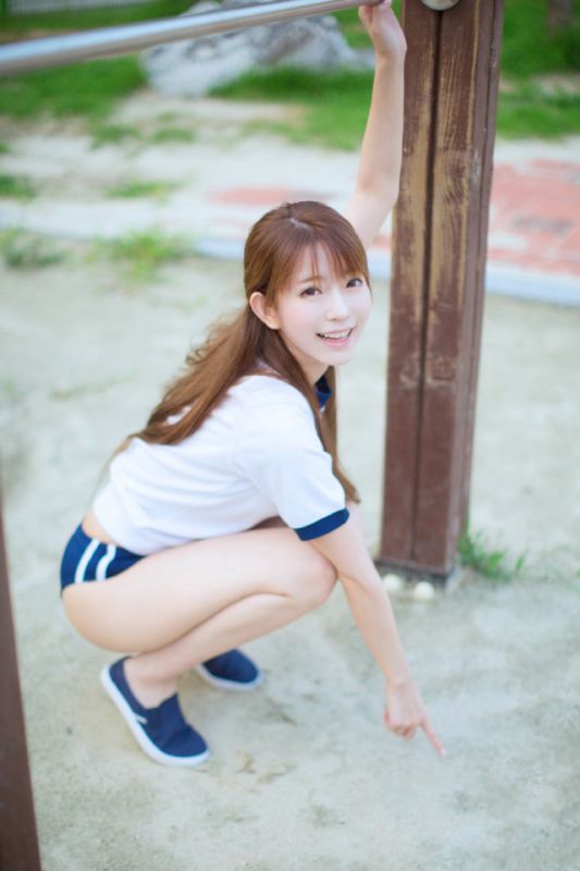 韩国女孩演绎性感运动风
