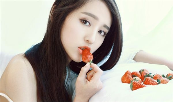 清纯白衣美女迷人微笑很倾城