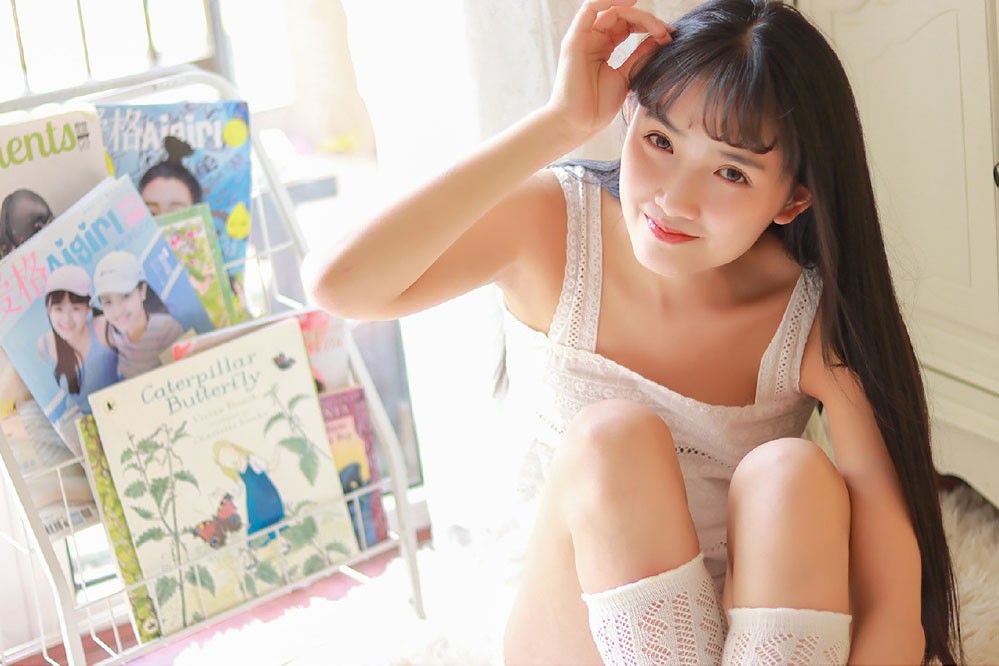 白嫩黑长直御姐私房长腿诱惑写真
