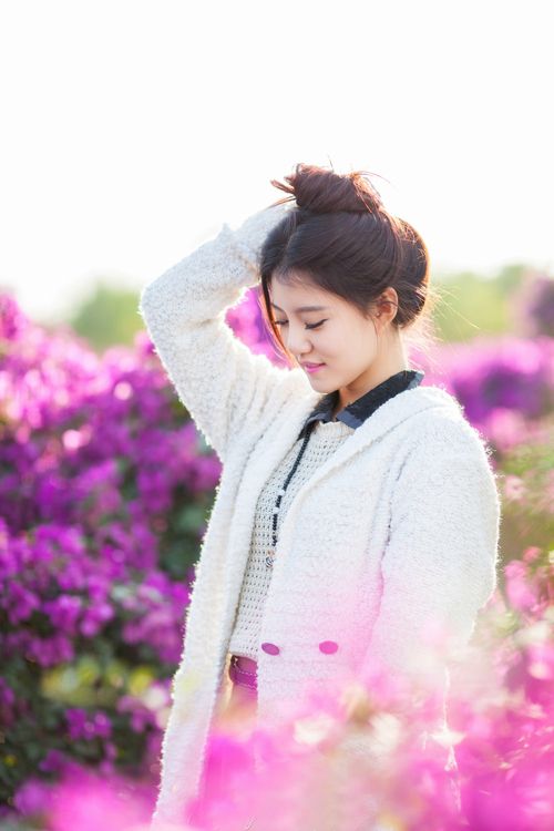 甜美女孩户外迷人写真照