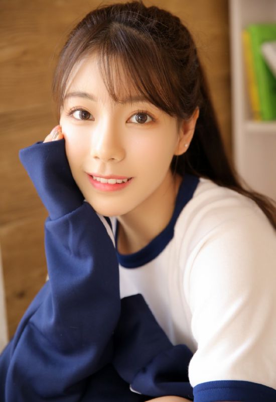 90后清纯美女日式体操服裸足美腿性感写真