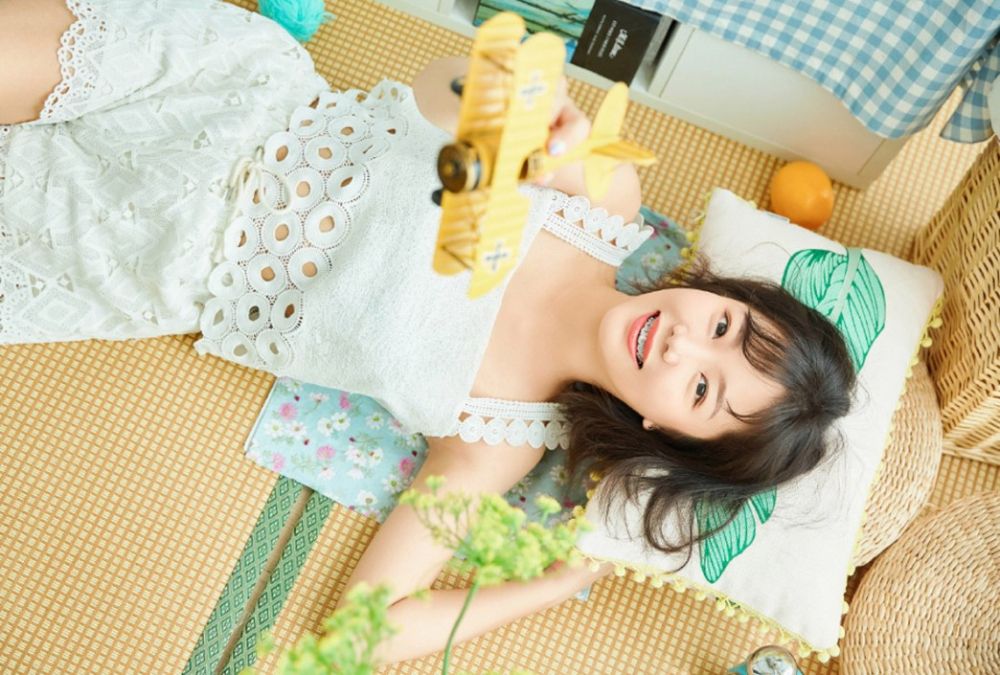 甜美女孩短发吊带裙诱人白嫩玉足写真