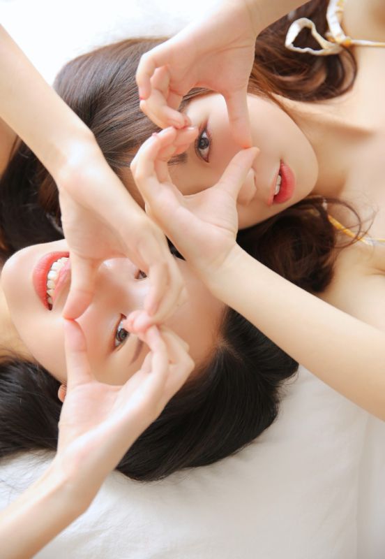 床上美女姐妹花闺蜜情性感私房艺术照片