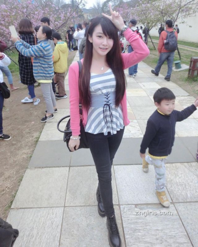 台湾美女甜美气质萌妹子童颜巨乳性感图片
