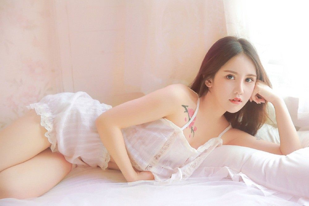 极品性感白嫩美女吊带美乳酥胸内衣诱惑写真