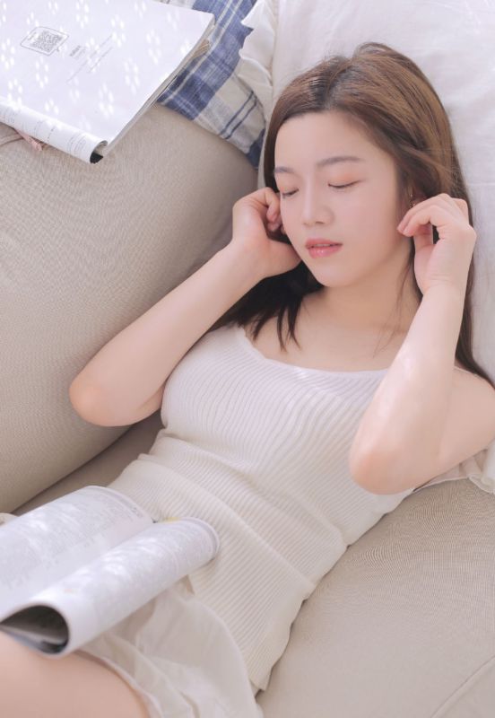 大眼萌妹少女甜美素颜私房氧气美女写真
