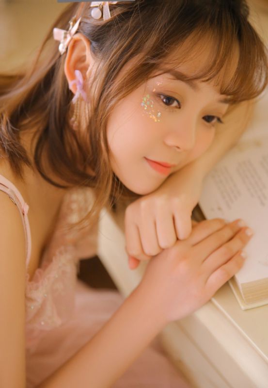 蕾丝吊带美女粉红诱惑性感私房写真