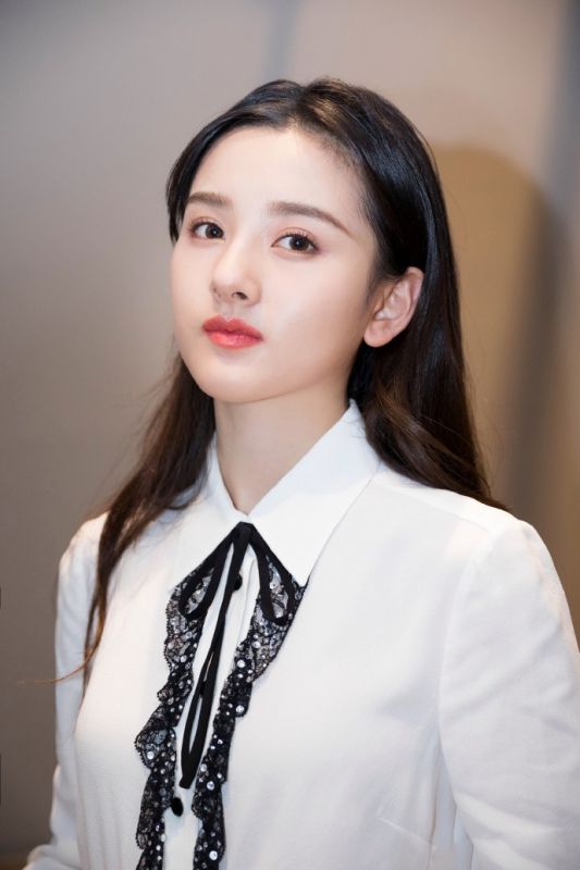 童颜甜美女孩宋祖儿舞台颁奖现场清纯图片