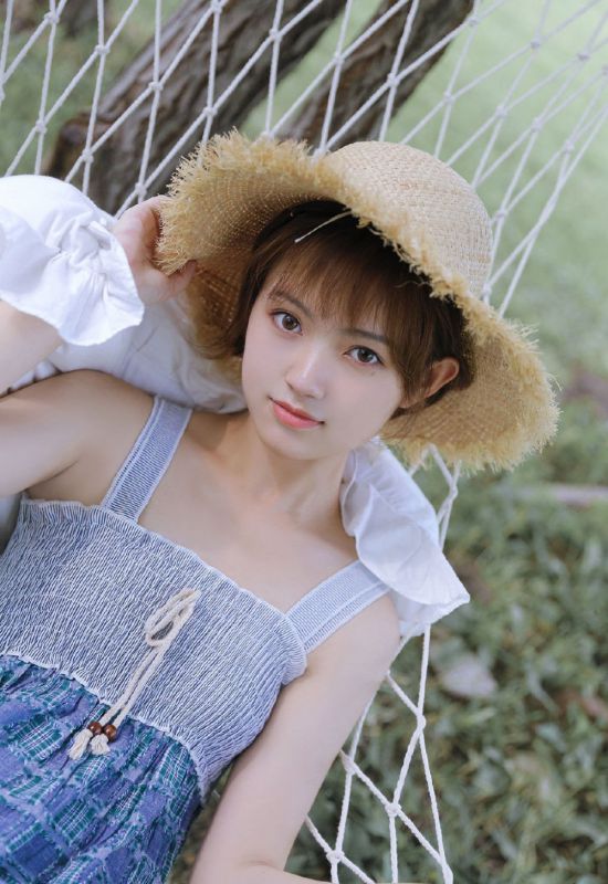 短发少女夏日户外小清新草帽美女个人写真