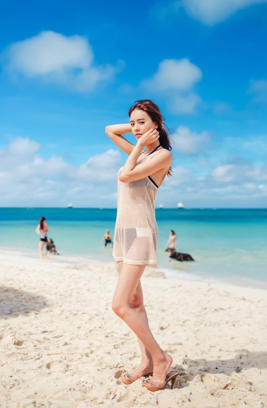 性感美女金沙海滩中镂空比基尼火辣美腿写真