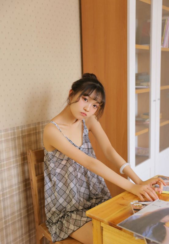 裸妆美少女纯真甜美笑容性感迷人照片