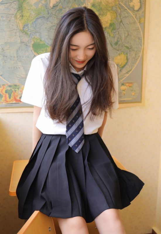 白色衬衣美女学生制服性感教室诱惑写真