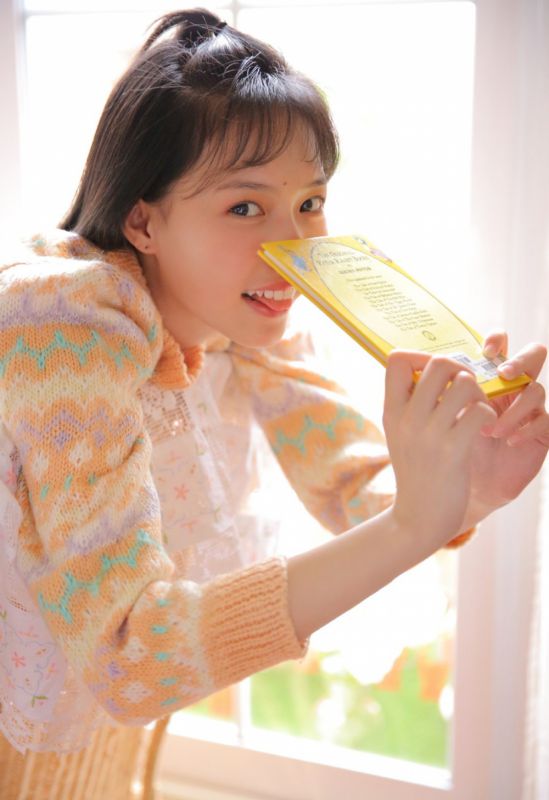 日本少女水嫩氧气丰盈大腿小清新稚气写真