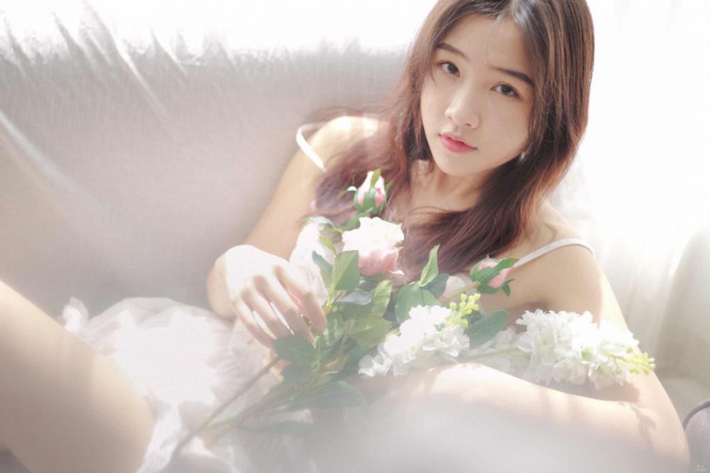 白嫩长发少女私房薄纱内衣唯美朦胧写真
