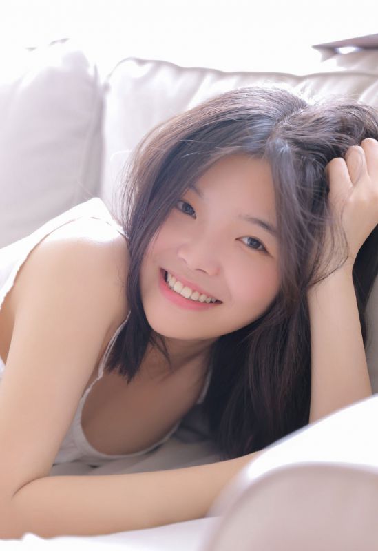 日系清纯少女私房长发唯美性感写真图片