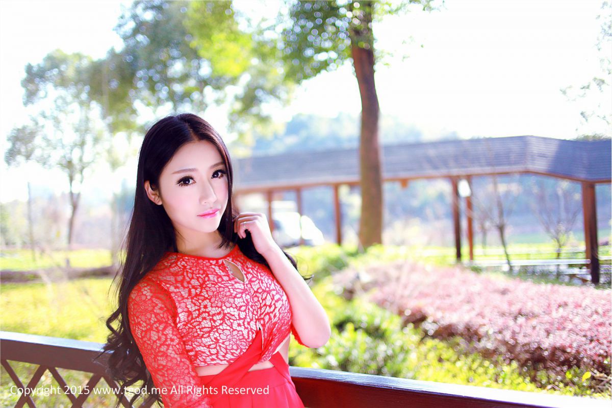 大胸美女温泉池性感比基尼秀