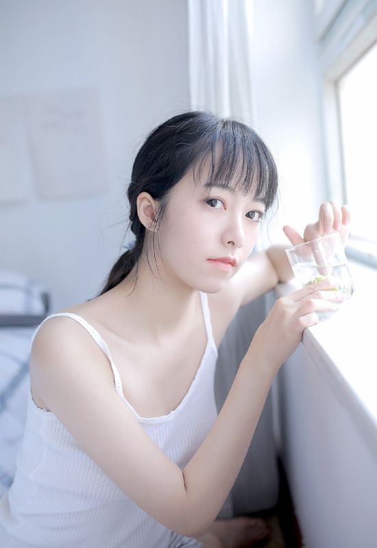 素颜少女白嫩肌肤私房内衣氧气写真图片