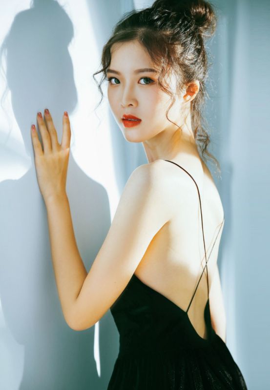 性感美少女胳肢窝美腿玉足丰韵白嫩写真