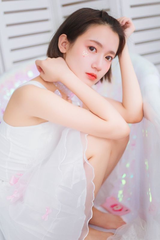 惹火美女白皙修长美腿性感私房写真